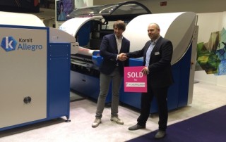 flyeralarm kornit 580x350 320x202 - Flyeralarm erweitert Textildruck-Angebot