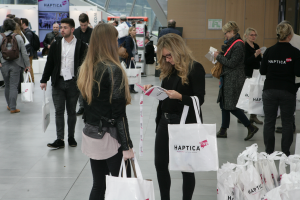 HAPTICAlive Besucher mit Eventguide - HAPTICA® live ‘18: Der Countdown läuft