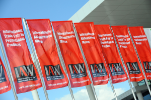 iaw messe fahnen vorschau - 27. IAW: Besucher- und Ausstellerrückgang