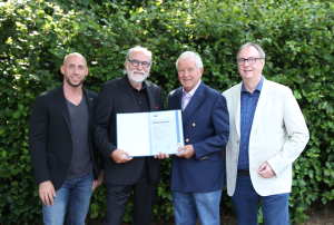 uebergabe urkunde neu 300x202 - Suthor in Feierlaune