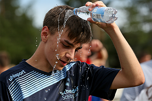 eine kleine abkuehlung an einem sehr heissen tag beim schneider run am 20 juli 2019.1466 - 4. Schneider-Run: Rundum gelungen