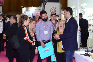 merchandiseworld 19 v - Merchandise World: Geschäftiges Treiben