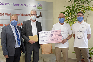 Karlowsky: Spende an das Deutsche Rote Kreuz Spendenübergabe Karlowsky an DRK vlnr März Ruth TKarlowsky NKarlowsky - Karlowsky: Spende an das Deutsche Rote Kreuz