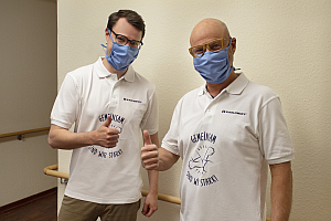 Spendenübergabe Karlowsky an DRK vlnr NKarlowsky TKarlowsky - Karlowsky: Spende an das Deutsche Rote Kreuz