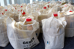geben statt nehmen B1 - Mister Bags: Lebensmittelspende an die Essener Tafel