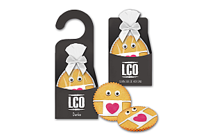 MundschutzkeksinTuerhaengerundPapiertasche - Zum Anbei&szlig;en