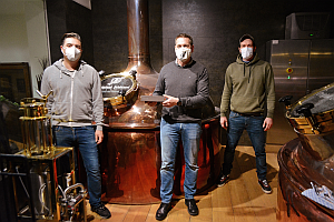Hoyer Rouenhoff Meyer vlnr - Dankebox lagert Produktion in Brauerei aus