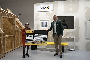 Scheckuebergabe - Stabila spendet für Kinderhospiz