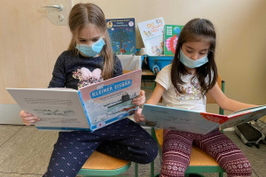 travelite buecherkoffer v - Travelite unterstützt „Hamburger Bücherkoffer“