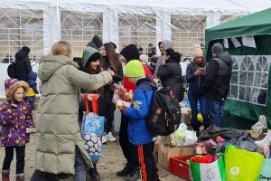 Stephanie Wiesemann verteilt Schokolade an der Grenze - Die Werbeartikler: „We support“