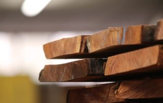 eundm pefc v 320x202 - e+m Holzprodukte: PEFC-Zertifizierung erhalten