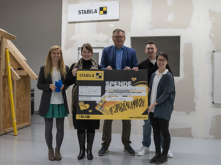 STABILA Charity Spendenscheck Uebergabe Gruppenbild - Stabila erzielt 2.000 Euro für den Kinderschutzbund