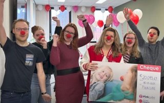 Pinkcube Donation 550x367 320x202 - Pinkcube spendet über 20.000 Euro an CliniClowns