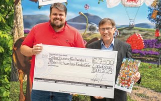 jung scheck 320x202 - Jung spendet an Albert-Schweitzer-Kinderdorf