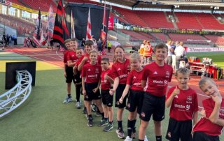 elasto fcnuernberg v 320x202 - elasto-Kids laufen bei Fußballspiel mit ein