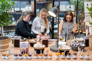 cadeaux 0923 v - Cadeaux und Midora: Start in das Jahresendgeschäft