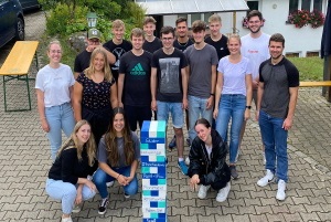 die vier neuen azubis umringt von den anderen schneider azubi jahrgaengen.2390 - Schneider: Start für neue Azubis