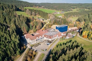 auf dem gebaeude des neuen schneider lagers ist zusaetzlich eine pv anlage mit 262 modulen installiert.2584 - Schneider eröffnet neues Lager