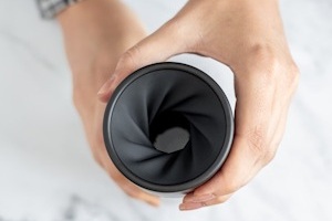 product irisgo cup flow in use 7 1 - Mit der Lizenz zum Trinken