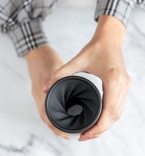 product irisgo cup flow in use 7 - Mit der Lizenz zum Trinken