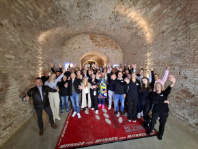 Mitraco Sparkling Day: Sprudelnde Ideen Teamfoto Action bild2 - Mitraco Sparkling Day: Sprudelnde Ideen