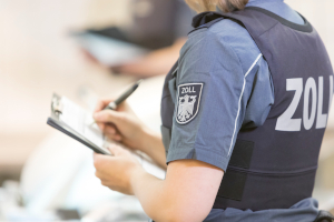 Produktpiraterie: Nur Original ist legal wn zollemblem arm blau beitragsbild - Produktpiraterie: Nur Original ist legal