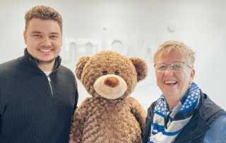 mbw Kevin Silvia Uebergabe PR vorschaubild 320x202 - mbw stellt neue Teamleitung vor