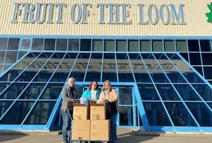 Uebergabe Tierhilfe FOL 300x202 - Fruit of the Loom zeigt lokales Sozial-Engagement