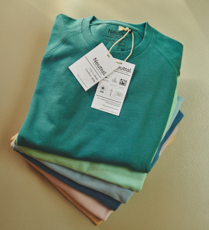 NEUTRAL HANDTAG ON SWEATS 300x330 1 - B Corp: Image durch Impact