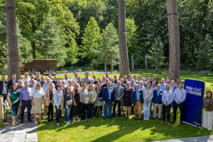 EACSummit gruppenfoto vorschaubild - 2. International Leadership Summit: Professionell in Richtung Zukunft