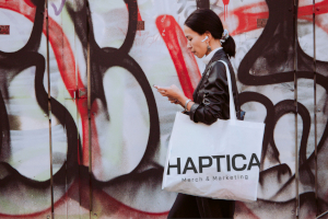 haptica Markenauftritt news bild frau - Startseite